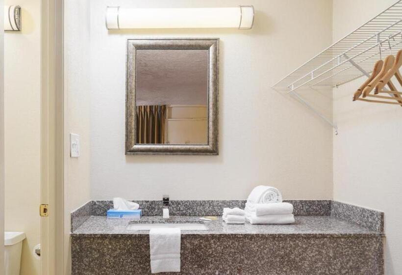 带大床的标准间, Americana Inn A Travelodge By Wyndham