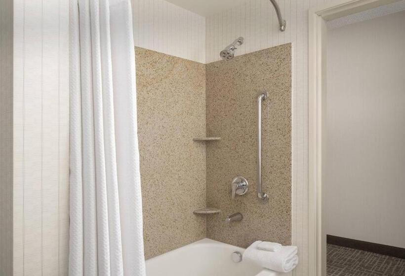 חדר סטנדרט עם מיטת קינג, Courtyard Tacoma Downtown