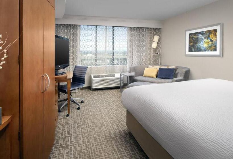 חדר סטנדרט עם מיטת קינג, Courtyard Tacoma Downtown