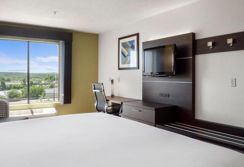 带大床的套房, Holiday Inn Express Hotel & Suites Newton Sparta, An Ihg