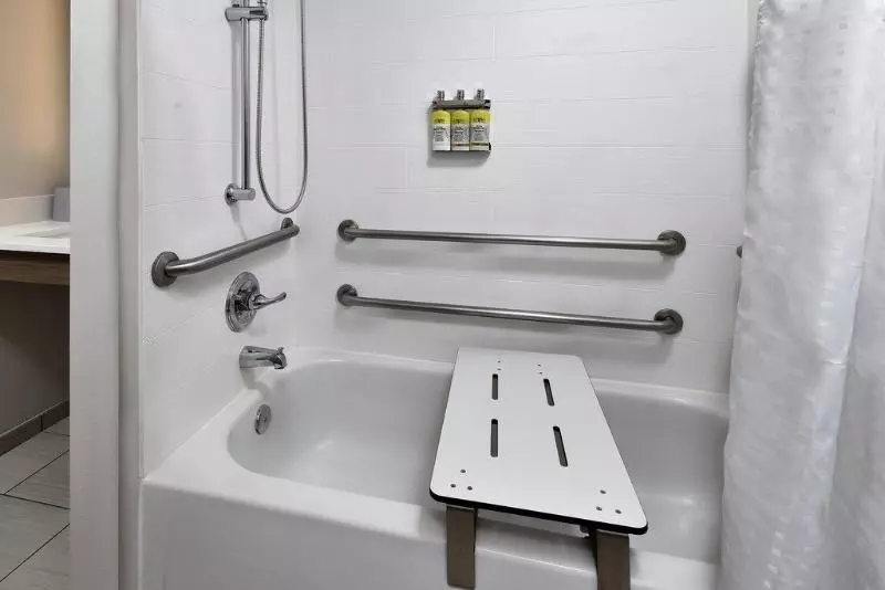 身障者適用キングサイズベッドルーム, Holiday Inn Express Richmond I 64 Short Pump Area, An Ihg