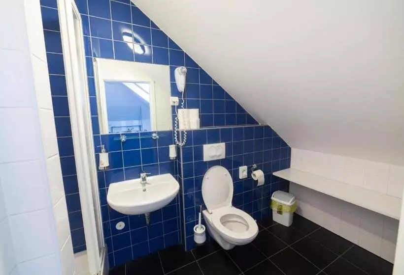 استودیوی استاندارد, Hostel Pekarna