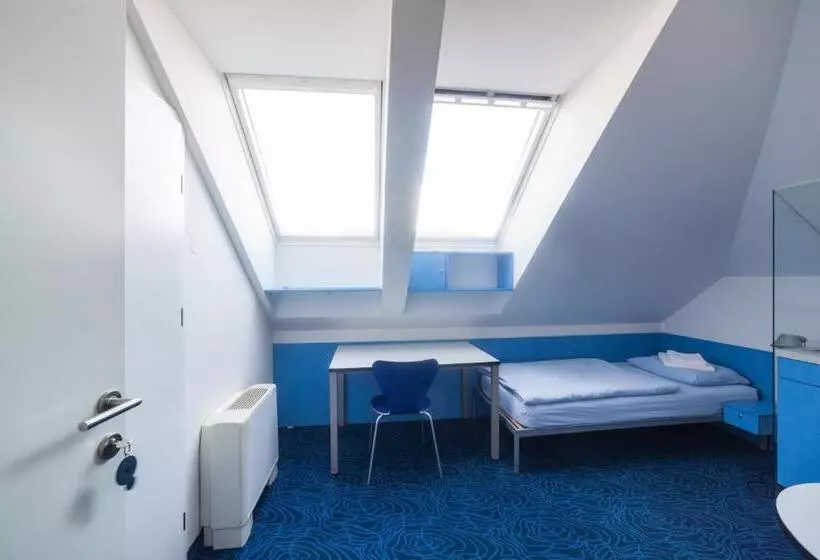 استودیوی استاندارد, Hostel Pekarna