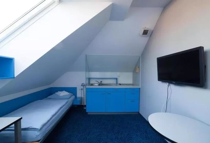 استودیوی استاندارد, Hostel Pekarna