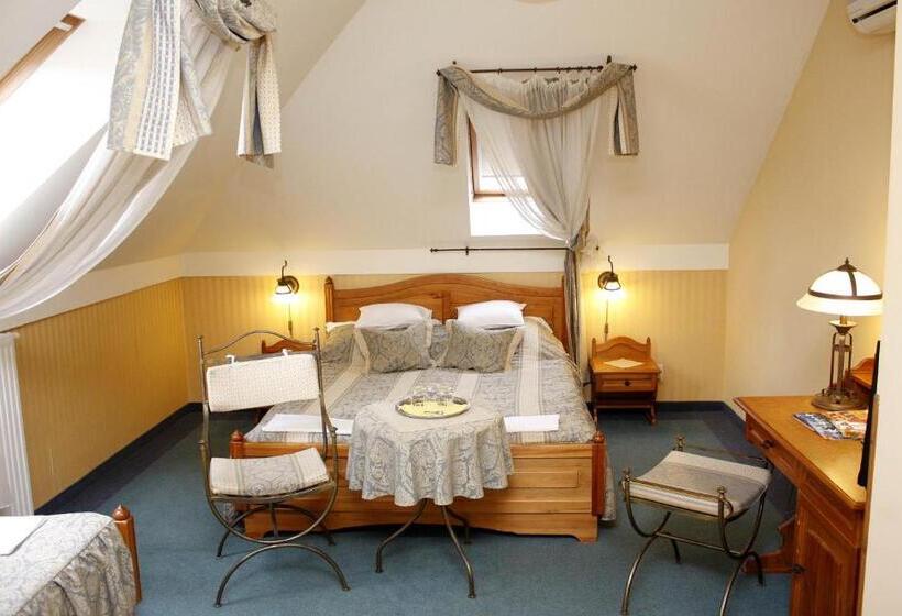 חדר סטנדרט לשלושה, Lévay Villa