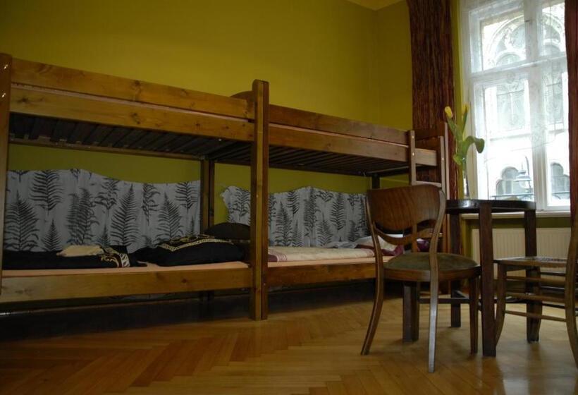 Кровать в Общей Комнате, Hostel, Pokoje Gościnne Mleczarnia   Ozonowane