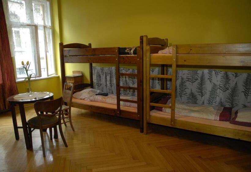 Кровать в Общей Комнате, Hostel, Pokoje Gościnne Mleczarnia   Ozonowane