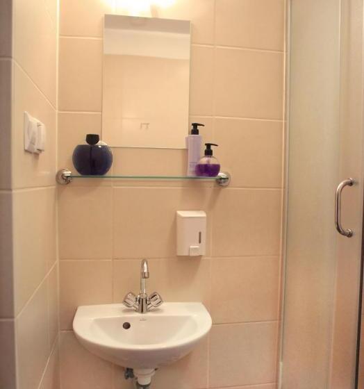 غرفة قياسية ثلاثية, Royal Hostel