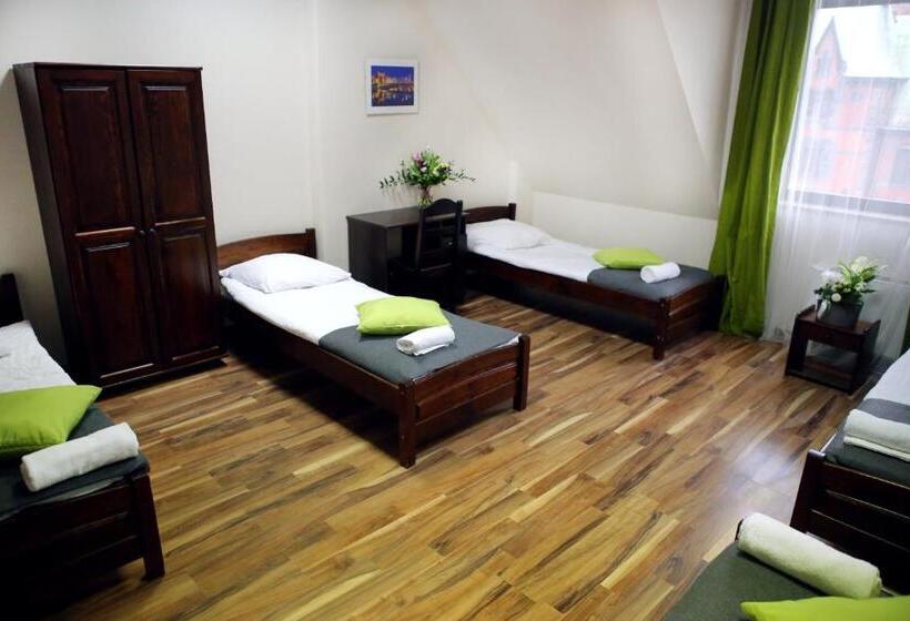 سرير فى غرفة مشتركه, Royal Hostel