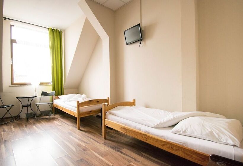 غرفة قياسية ثلاثية, Royal Hostel