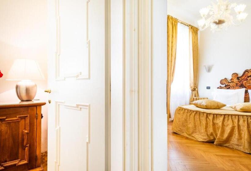 سوییت جونیور, Charles Bridge Palace