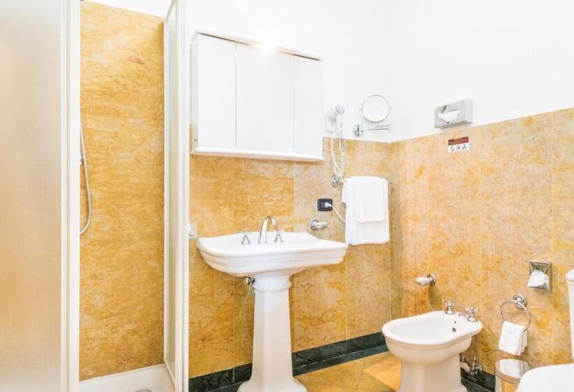 اتاق استاندارد چهار تخته, Charles Bridge Palace