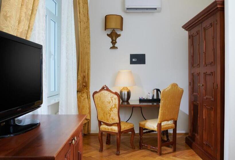 اتاق اکونومی, Charles Bridge Palace