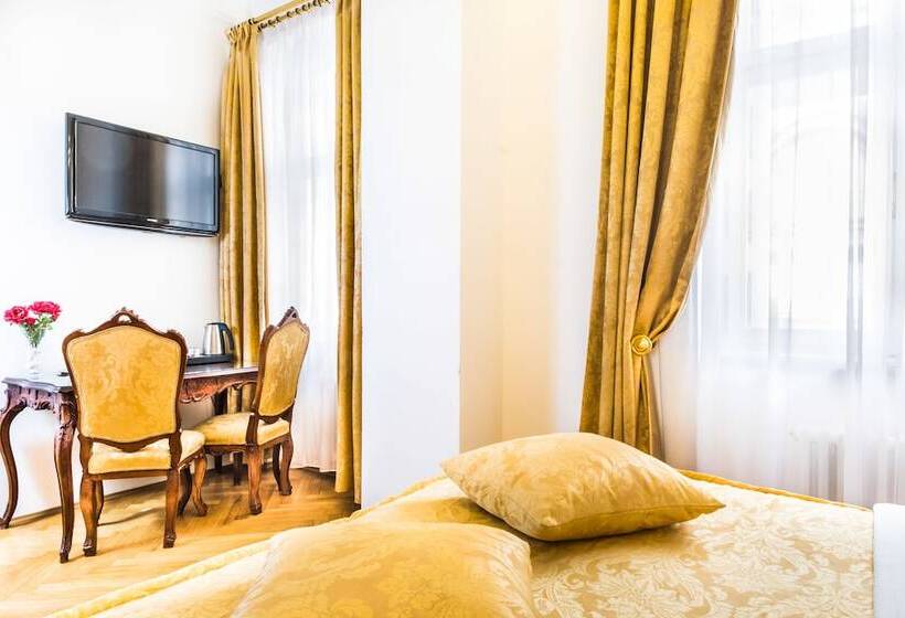 اتاق استاندارد چهار تخته, Charles Bridge Palace