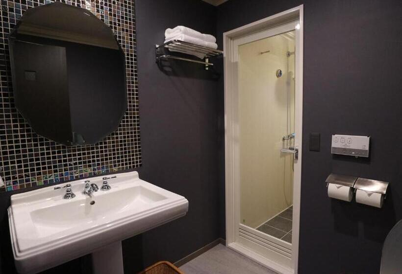 اتاق لوکس با چشمانداز, Mizno