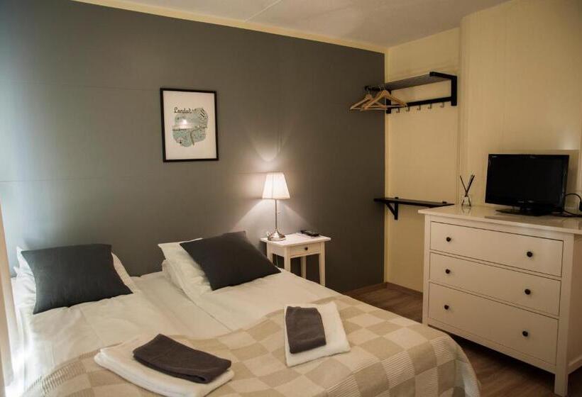 اتاق پایه با سرویس بهداشتی مشترک, Guesthouse Hvammur