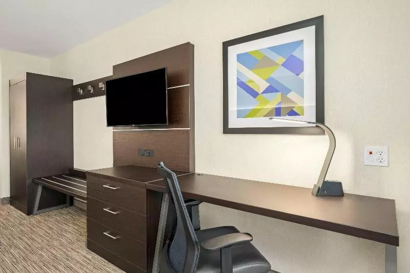 Sviitti Liikuntarajoitteisille, Holiday Inn Express Hotel & Suites Marysville, An Ihg