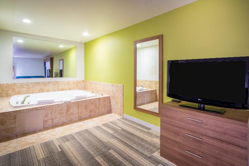 Люкс Кровать Кинг, Holiday Inn Express & Suites Rocky Mount Smith Mountain Lake, An Ihg