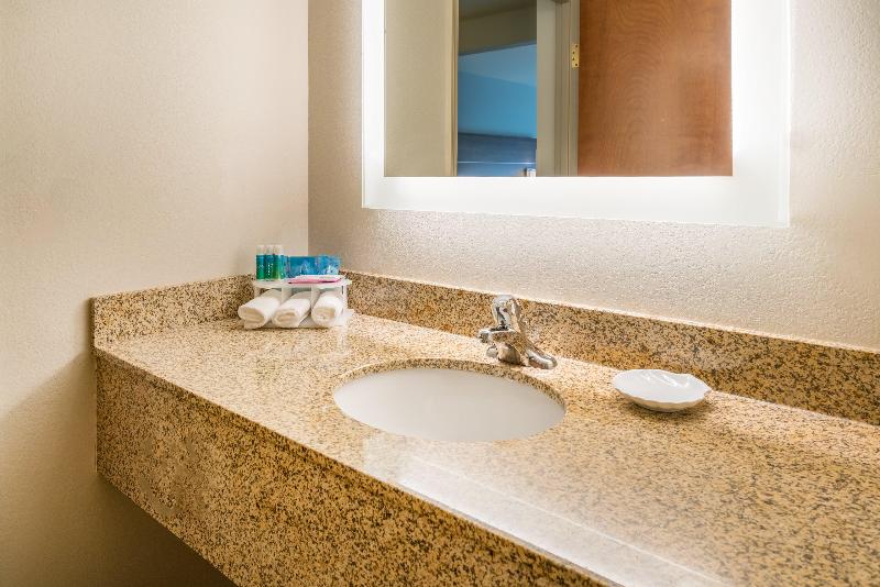 מיטת קינג בסוויטה, Holiday Inn Express & Suites Rocky Mount Smith Mountain Lake, An Ihg