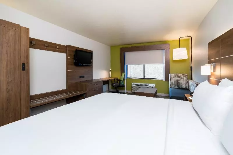 キングサイズベッドのスタンダードルーム, Holiday Inn Express & Suites Rocky Mount Smith Mountain Lake, An Ihg