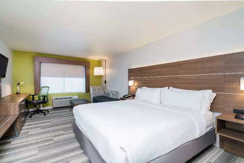 キングサイズベッドのスタンダードルーム, Holiday Inn Express & Suites Rocky Mount Smith Mountain Lake, An Ihg