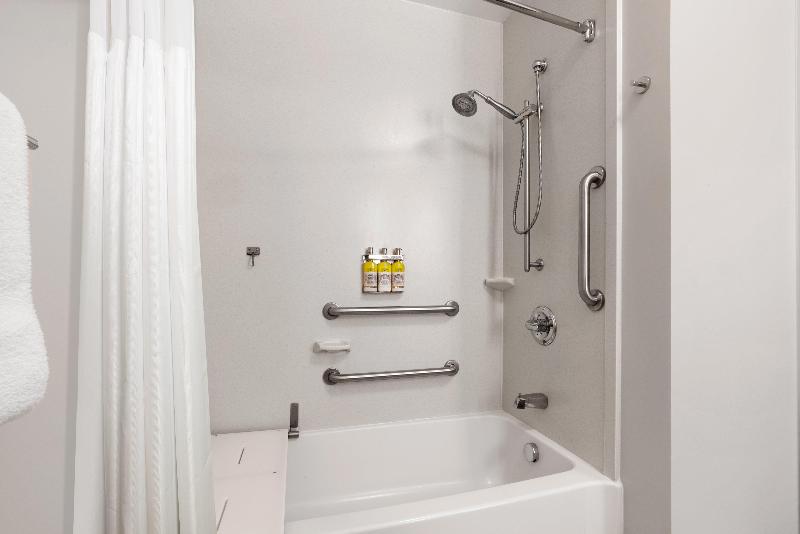 残疾人使用的带特大床的标准间, Holiday Inn Express And Suites Sumner, An Ihg