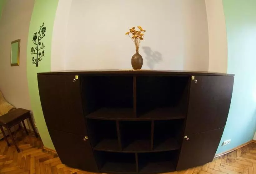 اتاق اکونومی, The Monk S Bunk Kaunas