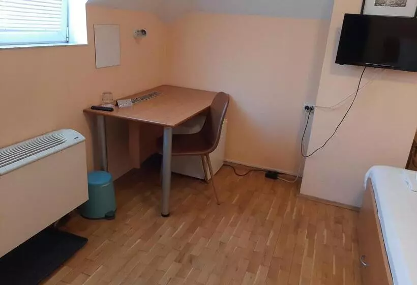 اتاق استاندارد یک تخته با سرویس بهداشتی مشترک, Guest House Diel