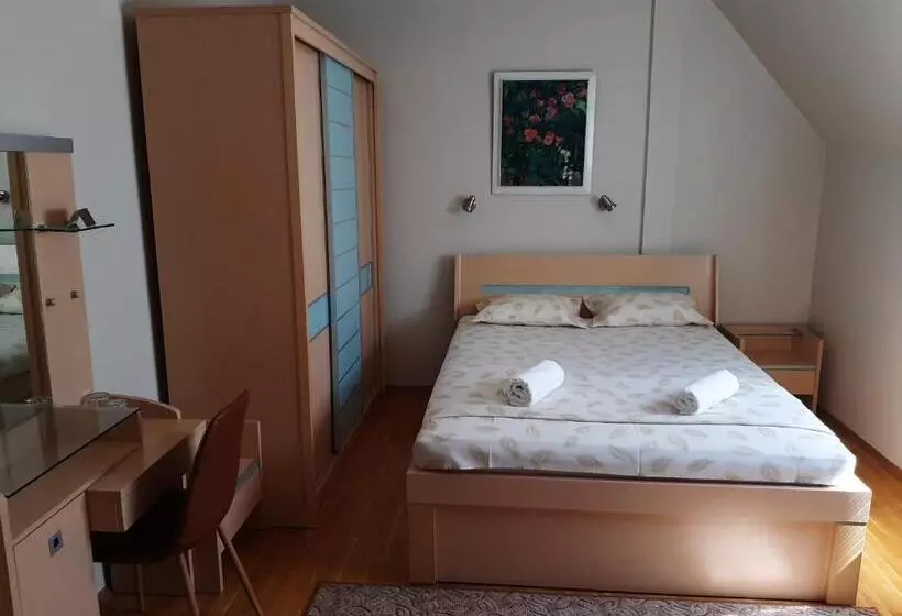 اتاق استاندارد سه تخته با سرویس بهداشتی مشترک, Guest House Diel