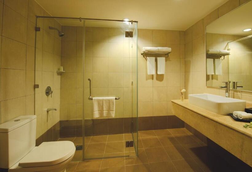 豪华房间, The Qamar Paka