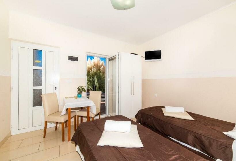 스탠다드 스튜디오 (테라스구비), Apartments & Rooms Buble