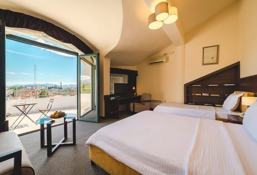 اتاق استاندارد سه نفره, Keto