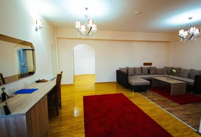سوییت جونیور لوکس, Kristal Palas