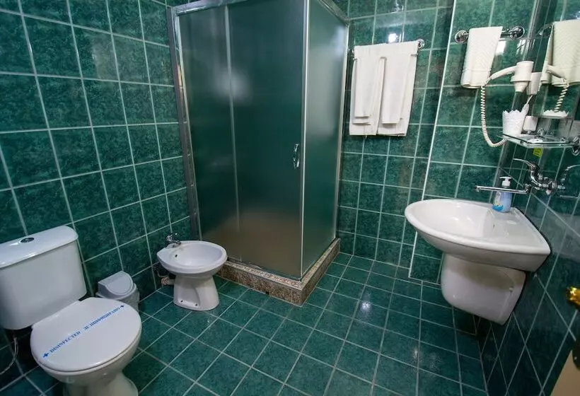 Economy Triple Room, Kristal Palas
