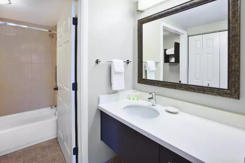 キングサイズベッドのスイートルーム, Staybridge Suites Cleveland Mayfield Heights Beachwood, An Ihg