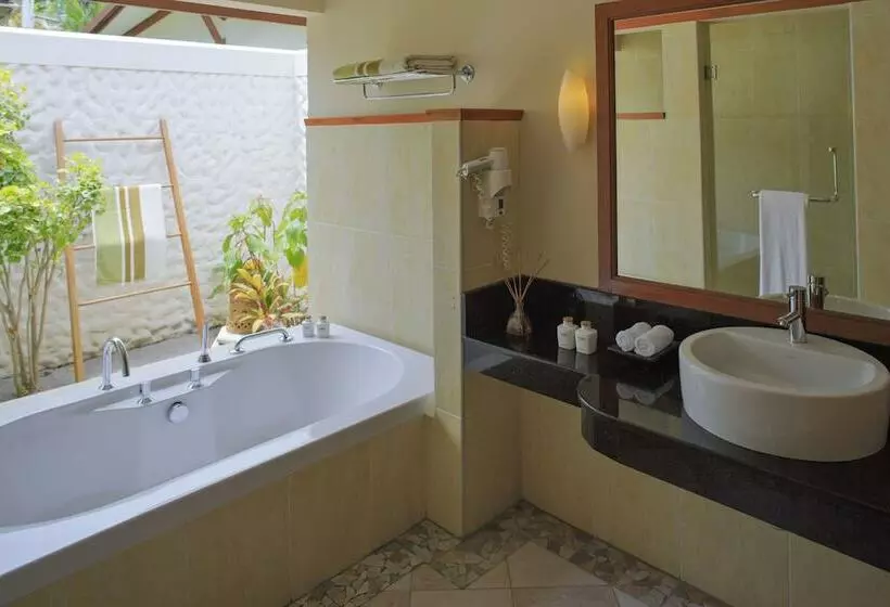 ویلای یک اتاق خوابه با استخر شنا, Kurumba Maldives