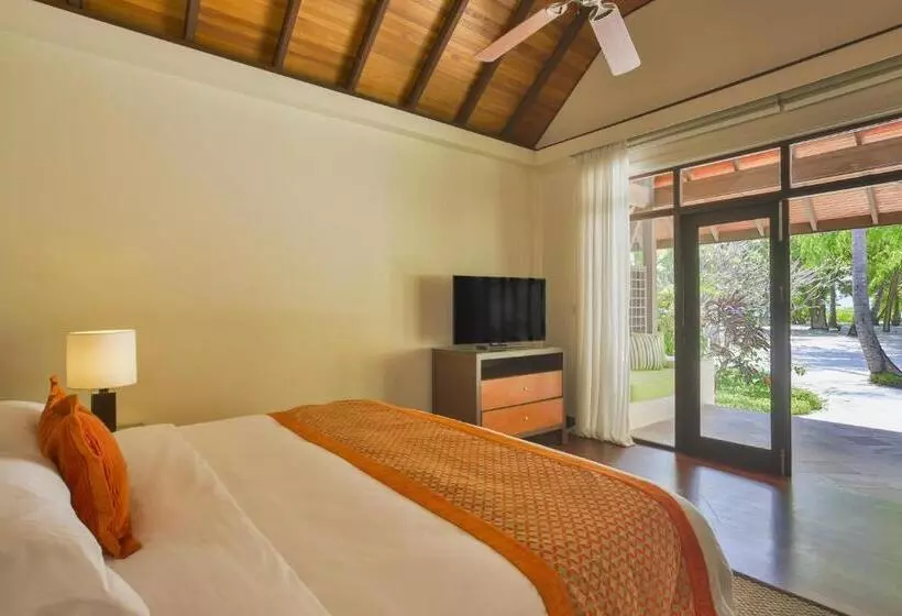 اتاق استاندارد چهار تخته, Kurumba Maldives