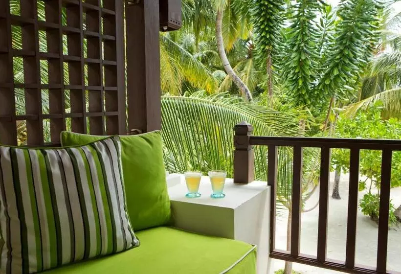 اتاق سوپریور سه تخته, Kurumba Maldives