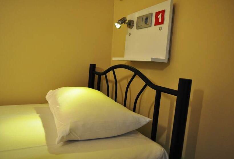 تختخواب در اتاق مشترک, Antique Hostel