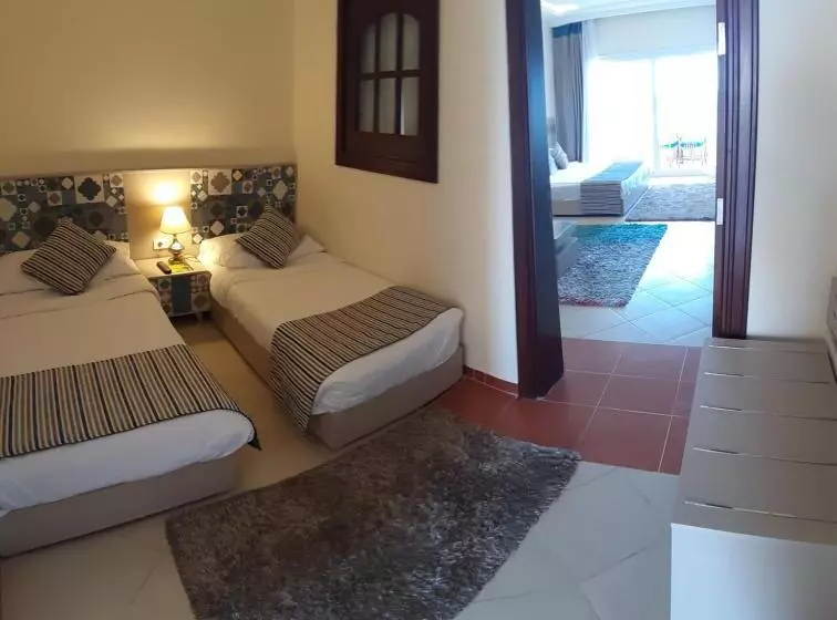 اتاق لوکس خانوادگی, Concorde Moreen Beach Resort