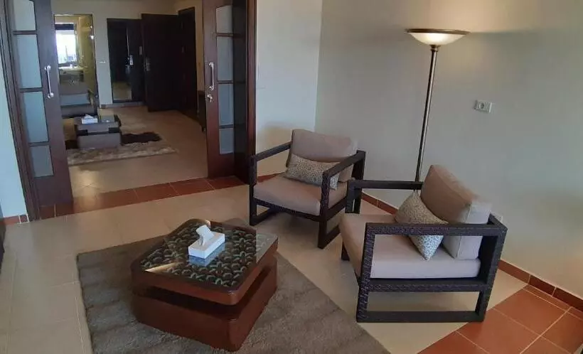سوئیت دولوکس با چشم‌انداز, Concorde Moreen Beach Resort