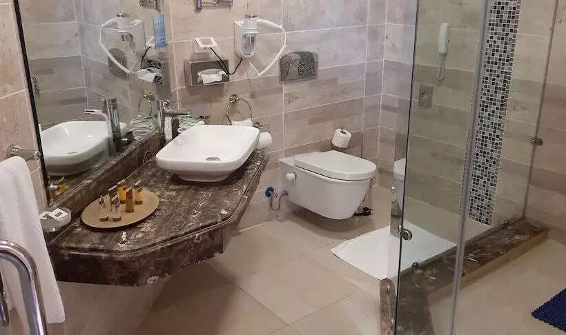اتاق لوکس با چشم‌انداز دریا, Concorde Moreen Beach Resort