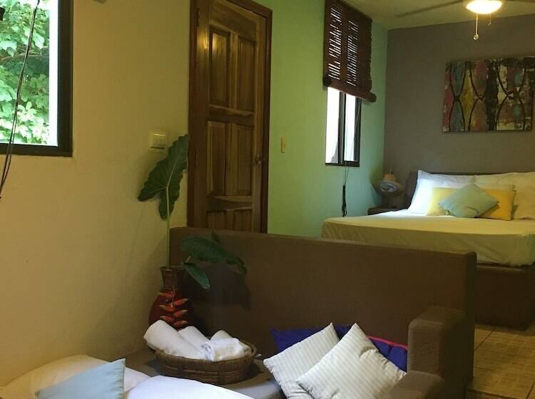 Economy Triple Room, El Jardin