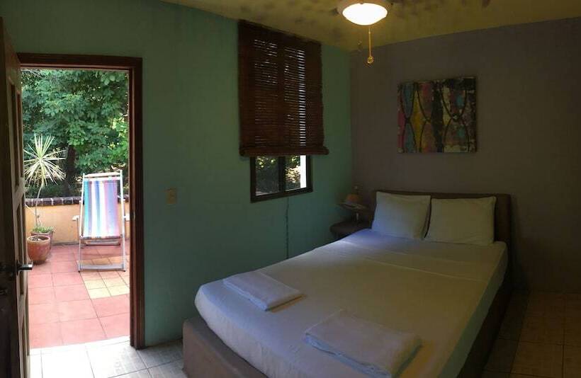 Economy Triple Room, El Jardin