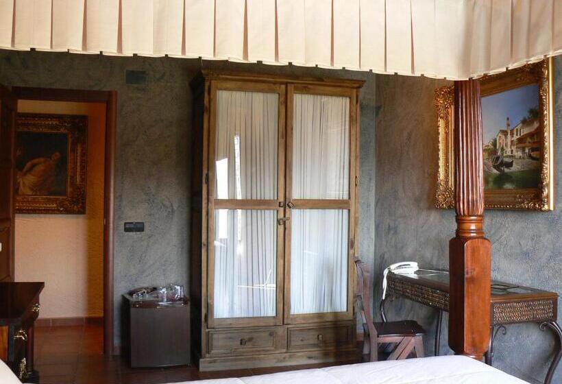 발코니가 있는 스위트, Caseta Nova