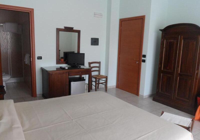 غرفة قياسية رباعية مزودة بشُرفة, Fiumefreddo