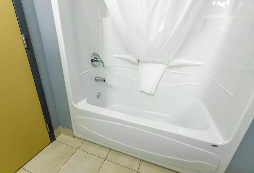 キングサイズベッドのスタンダードルーム, Quality Inn & Suites Victoriaville