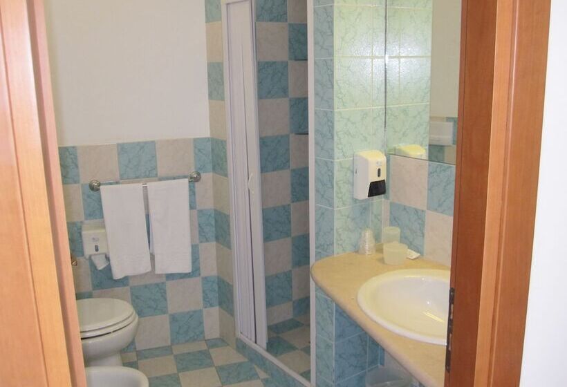 غرفة قياسية ثلاثية, Albergo Villa Vittoria