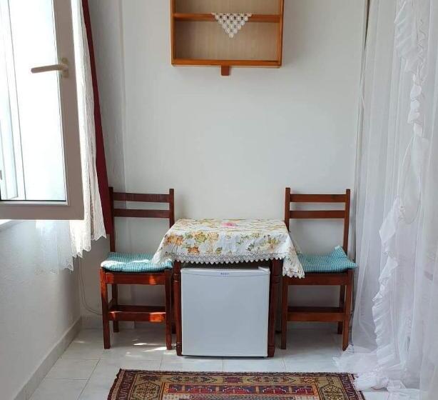 اتاق خانوادگی, Akay