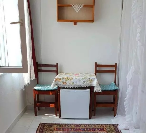 اتاق خانوادگی, Akay